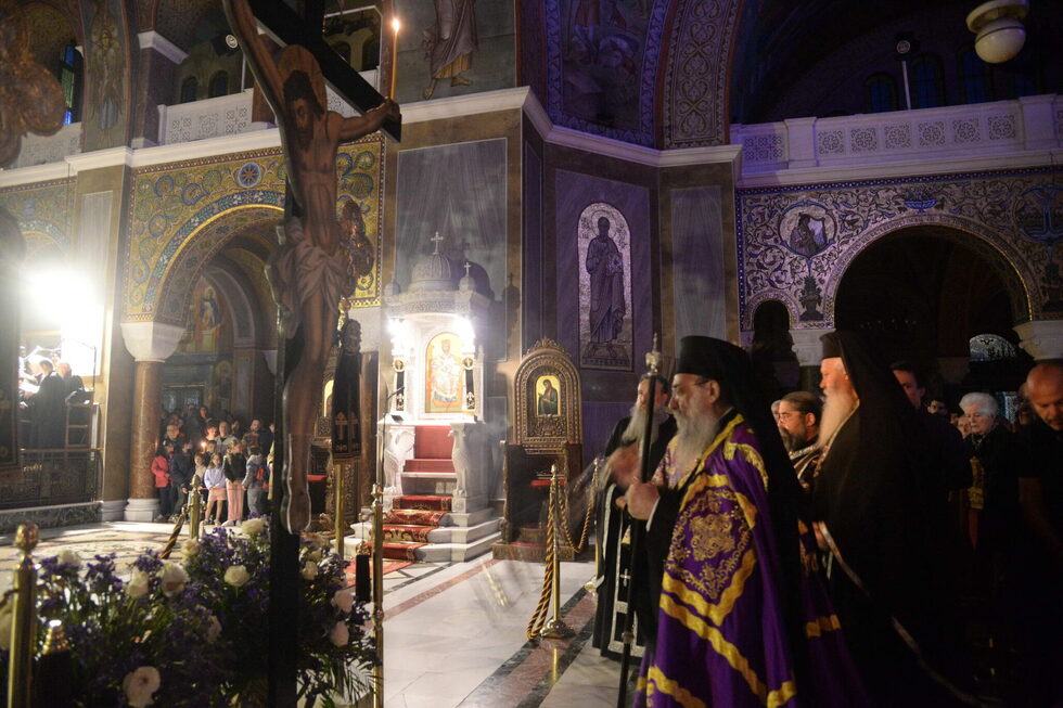 Πλήθη πιστῶν προσκύνησαν τὸν Ἐσταυρωμένο στὴν Πάτρα