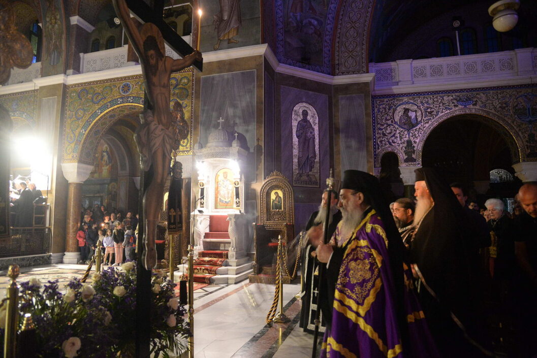 Πλήθη πιστῶν προσκύνησαν τὸν Ἐσταυρωμένο στὴν Πάτρα